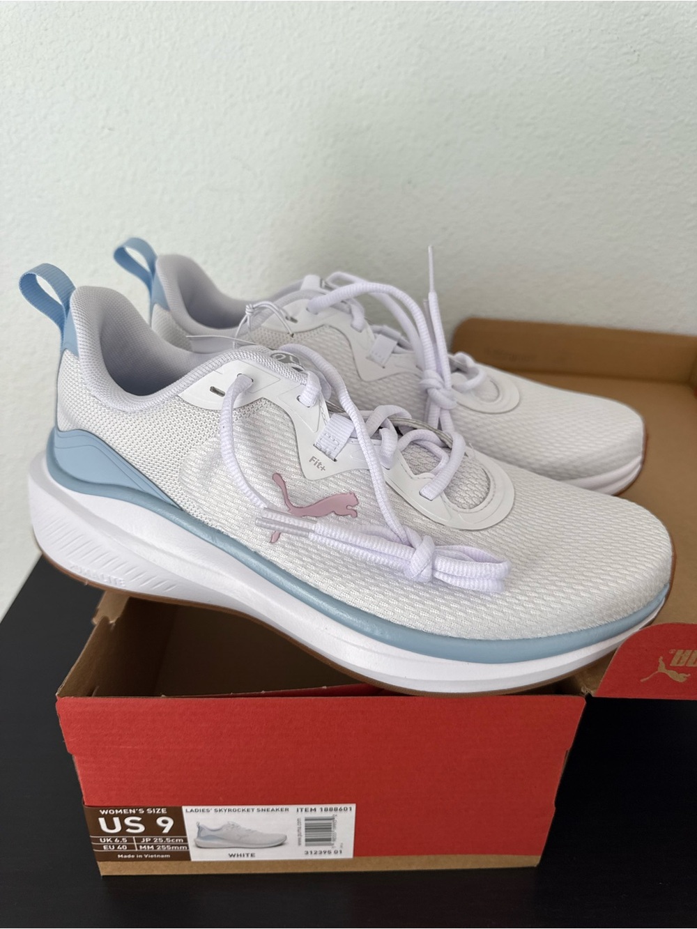 NEW PUMA Skyrocket Women's Light Weight Performance Shoes White/Blue Sneakers